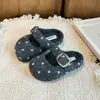 Zapatos peludos de lunares para niña para exteriores 2026 Nuevo estilo Otoño/Invierno Suela suave Antideslizantes Calentitos para niña de interior/exterior