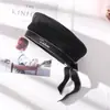 Chapéu Doce Estilo Japonês para Mulheres, Boina Fofa com Laço de Fita, Versátil Versão Coreana Chapéu de Topo Plano com Bordado de Letras