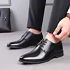 Zapatos de cuero talla grande fabricantes mayoristas suministran zapatos formales para hombre cordones coreanos zapatos de trabajo negros una generación de descanso