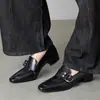 Mocasines de Estilo Británico con Hebilla Metálica Tachonada de Piel de Oveja 2026 Zapatos de Cuero de Tacón Bajo Grueso Puntera Cuadrada Piel Genuina Zapatos Individuales de Corte Profundo para Mujer