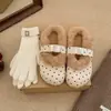 Chinelos peludos acolchoados quentes de sola grossa femininos 2026 novo estilo outono e inverno uso externo aumento de altura retro chinelos de algodão sapatos