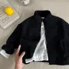 Nova jaqueta de fleece infantil 2026 outono e inverno jaqueta estilosa com gola alta para meninos e meninas, blusa versátil com forro de fleece para bebê