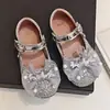 Sapatos de Couro para Meninas 2026 Outono Novo Sapatinhos de Princesa com Borboleta e Strass Sapatos Antiderrapantes para Crianças Estudantes Sapatos de Apresentação para Crianças Maiores