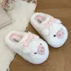 Chinelos de algodão de porquinho rosa fofinho, novo estilo outono e inverno 2026, laço de renda feminino, sapatos peludos versáteis para uso externo