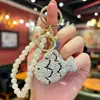 Lindo diseño de nicho Llavero de Gato de Arcilla y Pez con Pedrería, Colgante de Bolso con Cadena de Perlas Hecho a Mano para Mujeres