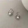 Cuffs de Oreja Minimalistas Perla Gris Frío, Versátiles y Únicos, con un Toque de Alta Gama, Aretes Elegantes, Accesorios de Oreja de Nicho y Únicos