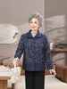 Elegante abrigo retro de flores azul oscuro talla extra para mujeres de mediana edad y mayores, combinado con un bolso exquisito para primavera y otoño.