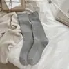 Meias cinzas femininas outono novo estilo coreano cor sólida versátil meias de cano médio estilo japonês malha texturizada punho folgado meias amassadas