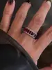 Anel Luxuoso Vermelho Cravejado de Diamantes Estilo Old Money Vintage para Mulheres, Anel Brilhante para Dedo Indicador com um Toque Fashion e de Alto Padrão