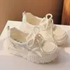 Tênis branco de corte baixo feminino, novo modelo de verão 2026, malha respirável, fino, sola macia, sapatos casuais confortáveis, sapatos esportivos