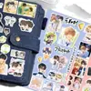Collage Original Pegatinas de Anime Bidimensionales Hechas por Fans de una Linda Pareja Masculina que Causa Alergias Esperándose Mutuamente Después de la Escuela