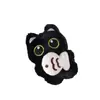 Lindo gato blanco y negro de ojos grandes sosteniendo un pequeño pez de peluche llavero colgante para mochila venta al por mayor