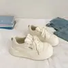 Zapatos blancos de suela gruesa color blanco lechoso para niñas, lindos y peculiares, nuevo estilo otoño 2026, mocasines estudiantiles de nicho, zapatillas deportivas versátiles