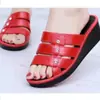 Novas sandálias de plástico de salto alto casuais para casa de verão, sapatos de mãe respiráveis da moda para mulheres