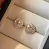 Brincos Exquisitos de Flor de Zircônia e Pérola Estilo Francês, Brincos de Luxo Leve e de Alta Qualidade, Brincos Elegantes, Modernos e Únicos para Mulheres
