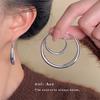 Un pendiente de anillo geométrico de viento frío, muy simple, con viento que combina con todo, pendientes de anillo lisos, pendientes pequeños con cara de temperamento de alto sentido