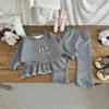 Conjunto moderno de estilo coreano para niñas en primavera y otoño de 2026, nueva camiseta de encaje de imitación de dos piezas con pantalones de campana para niñas