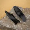 Sapatos trançados vintage estilo resort de nicho, novo modelo de início de outono de 2026, tamancos externos estilo old money, chinelos fechados para mulheres