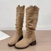 Botas de Cano Alto com Salto Médio 2026 Outono Novas Versáteis Botas de Camurça Franzidas Salto Bloco Emagrecedoras Botas de Cano Alto Moda Botas Femininas