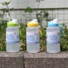 Copo de Água Plástico de Verão Resistente a Quedas de Grande Capacidade Grau Alimentício Portátil para Bebê Copo com Canudo Copo para Esportes ao Ar Livre Estudante