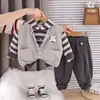 2026 Nova Roupa Estilosa para Bebê Menino Moletom com Capuz Listrado Conjunto de Três Peças Colete de Desenho Roupas Infantis