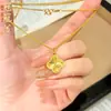 Retención de Color Duradera Arena Dorada Proceso CNC Escama de Dragón Trébol de Cuatro Hojas Colgante Collar Súper Brillante Lujo Ligero Versátil Cadena para Clavícula Colgante