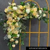 Fila Triangular de Flores para Boda Bosque de Flores Camino de Boda Arco de Bola de Flores Decoración con Postes de Madera Rincón de Flores Escenario de Flores Fondo Flor