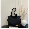 Bolso de mano de verano de moda para mujer, diseño transfronterizo moderno, gran capacidad, negro, estilo nuevo, casual, adecuado para ir al trabajo, hecho de tela