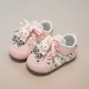 Sapatos de bebê para meninas, novo modelo da primavera de 2026, tênis estilosos e da moda para bebês, sapatos de bebê fofos com sola macia