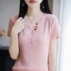 2025 Novo Estilo de Verão Malha de Seda Gelada Meio Aberta Gola V Manga Curta Camiseta Feminina Cor Pura Listrada Pulôver Camiseta Básica