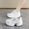 Verão 2026 Novos Sapatos Femininos Sola Grossa Sapatos Pai Estilo Coreano Feminino Versátil Aumento de Altura para Pessoas Baixas Sapatos Esportivos Sapatos Casuais Tendência