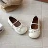 Zapatos de Princesa para Niñas 2026 Primavera y Otoño Nuevos Zapatos de Cuero para Niños Zapatos Planos Brillantes con Lazo para Niñas Mocasines para Niñas