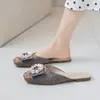 Estilo Novo Primavera/Verão 2026 Bico Raso Fivela de Pérola Bico Fechado Meia-Chinelo Feminino Plano Versátil Bico Quadrado Estilo Fada Solado Macio Mules