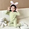 Conjunto de loungewear infantil para menina de outono, com estampa floral pequena, para primavera e outono, incluindo blusa e calça, adequado para usar em casa.
