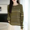 Suéter de tricô Fair Isle com gola redonda para mulheres, apresentando um design vazado, mangas compridas e estilo pullover, perfeito como uma peça externa inspirada no étnico retrô para primavera e outono.