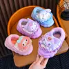 Novas pantufas de algodão infantis para outono e inverno, design fofo de desenho animado para meninos e meninas, pantufas de interior para bebês e crianças pequenas
