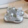 Sapatos Delicados de Couro para Meninas 2026 Nova Coleção Primavera e Outono Sola Macia Infantil Rasos Prata Versáteis Sapatilhas com Laço para Meninas
