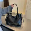 Bolso de hombro moderno para mujer, nueva colección 2026, lujo ligero, diseño de nicho, sensación de alta gama, versátil para el trabajo y el uso diario, bolso tote