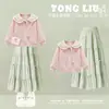 Conjunto de duas peças estilo preppy para meninas para o início do outono: moletom estiloso com gola Peter Pan, laço e saia branca em camadas
