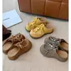 Sandália Meia-Pata Feminina Birkenstock-Style, Cadarço, Camurça de Vaca, Detalhe de Contas no Dedo Grande, Aumento de Altura de 5,5cm, Estilo Canguru