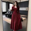 Vestido longo de temperamento transfronteiriço com mangas compridas, gola alta, cintura marcada, barra em A com retalhos e bolsos, Novidade Outono/Inverno 2026