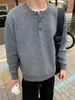 Tricô Henley Botão Americano Retrô para Homens e Mulheres, Primavera e Outono, Toque de Luxo, Tricô Versátil Casual Solto, Tendência