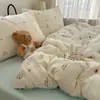 Conjunto de Quatro Peças de Gaze Dupla Nível Bebê e Materno Tipo Nuvem Classe A, Roupa de Cama Individual para Dormitório em Gaze de Algodão, Amigável à Pele e Adequado para Todas as Estações, Conjunto de Roupa de Cama de 4 Peças