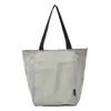 Bolsa tote de nylon minimalista estilo japonês com blocos de cor, uma bolsa casual de grande capacidade para o dia a dia, oferecendo um visual descontraído e moderno, e versátil para o uso diário.
