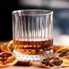Estilo europeu vintage listrado diamante padrão vinho uísque vodka suco leite restaurante bar vertical grão vidro