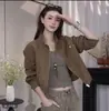 Chaqueta Corta Estilo Coreano Cuello Alto Botones a Presión Cremallera para Mujer Otoño 2026 Nueva Holgada Versátil Adelgazante Casual Chaqueta Top