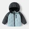 Ropa infantil para niños 2026 invierno nuevo modelo niños cálido bloques de color manga raglán con capucha chaqueta ligera de plumón