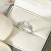 Anillo de Moda Versátil de Lujo Ligero Transfronterizo Yanbai con Forma de Corazón, Anillo Hueco de Vid de Mujer Exquisito Dulce y Elegante en Stock