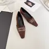 Terciopelo de otoño nuevo bajo precio versátil estilo retro sin cordones zapatos de abuela suela suave boca poco profunda zapatos de un solo color para mujer punta cuadrada 2026 para ir al trabajo