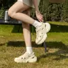 Zapatos de agujeros de suela gruesa para mujer para usar como calzado exterior en el verano de 2025, nuevas chanclas de playa antideslizantes con punta cerrada y sandalias 'daddy' elevadas para mujer